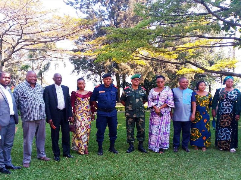 Face À Face Des Professionnels Des Médias Et Le Gouverneur Militaire