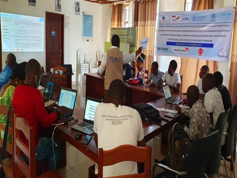 Goma: Des journalistes des Radios communautaires des zone de santé de Nyiragongo et Rwanguba formés sur la production radio dans le cadre du projet “Resilience BMZ dans les zones de santé de Nyiragongo et Rwanguba”.