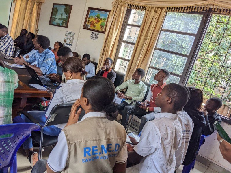 Le Réseau de Médias pour le Développement (REMED) Sud-Kivu participe à un briefing  sur le choléra avec les jeunes U-reporteurs  et les jeunes blogueurs à la direction provinciale de la santé du Sud-Kivu