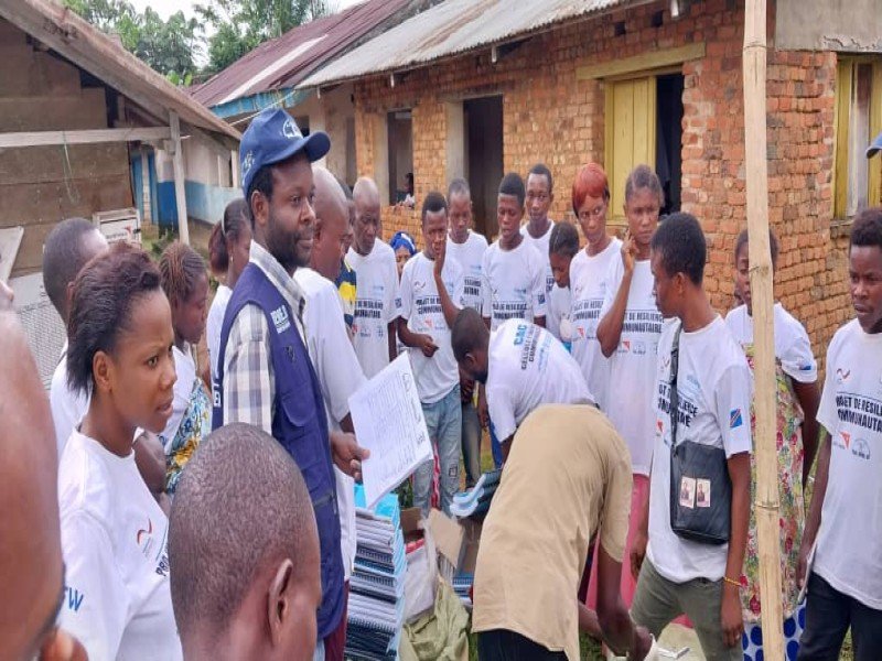 Dans le WALIKALE, le REMED remet les carnets de dénombrement et les paires des bottes aux membres des CAC des zones de santé de WALIKALE et ITEBERO