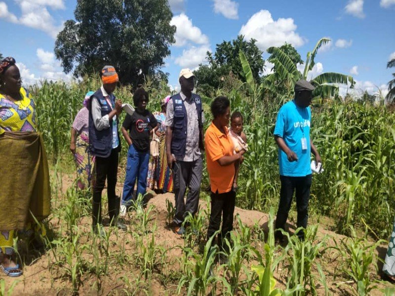 L'équipe du REMED KANANGA sur terrain pour visiter le champ de manioc d'une coopérative agricole des femmes dans la zone de santé de Kananga