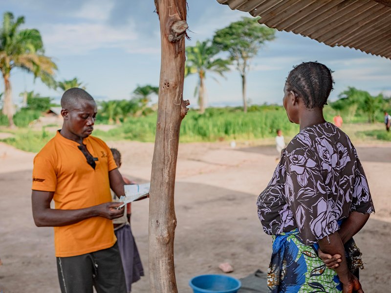 De l'opposant à la vaccination au fervent défenseur : Comment la sensibilisation du REMED a changé un père du village de Kayunzu