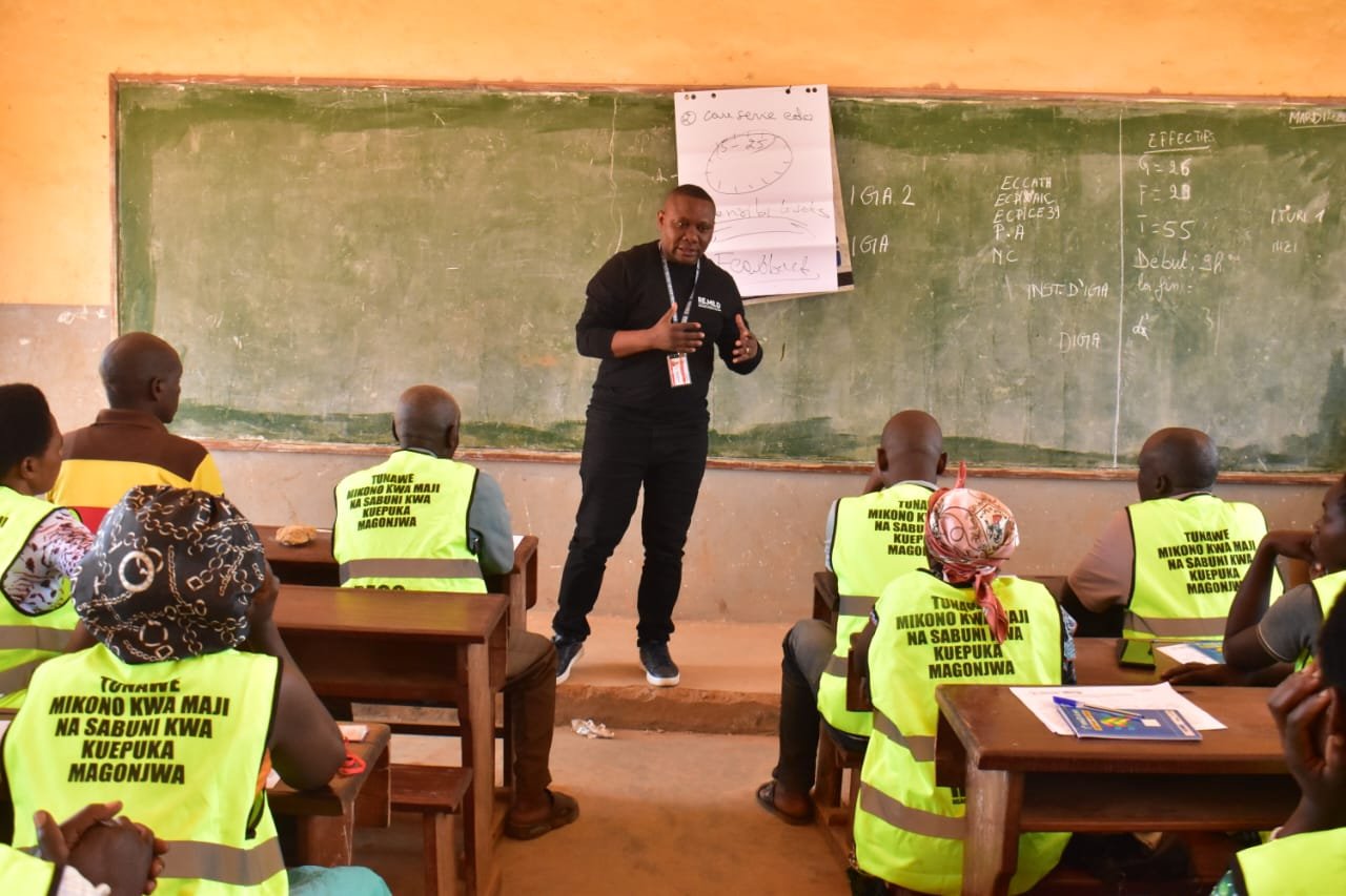 Bunia : Le coordonnateur national du REMED Bonane Bugeso sensibilise les relais communautaires de Nizi contre Ebola