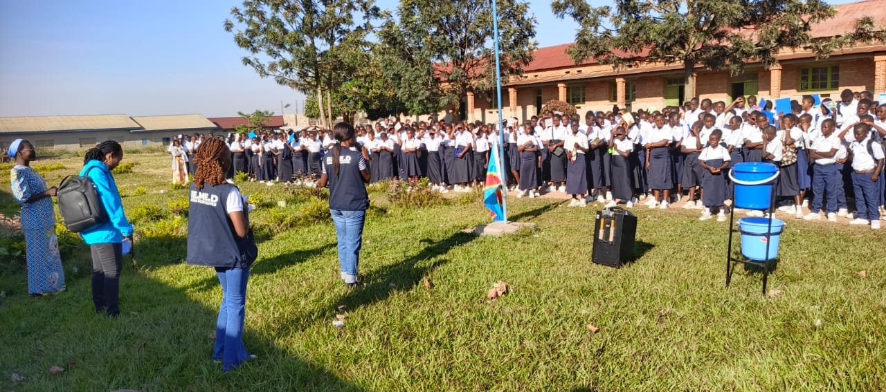 Bunia : Appuyés par le REMED, les relais communautaires de Bakoko sensibilisent les élèves du Lycée Chemchem Yaheri contre Ebola
