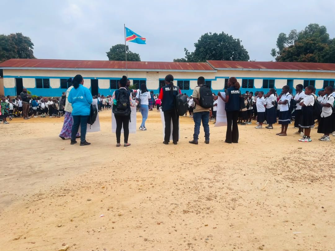Ituri : avec les relais communautaires, REMED intensifie la sensibilisation à la maladie à virus dans les écoles ; Cap sur l’EP 1 EPO Bunia avec les RECO de l’aire de santé Bora Uzima